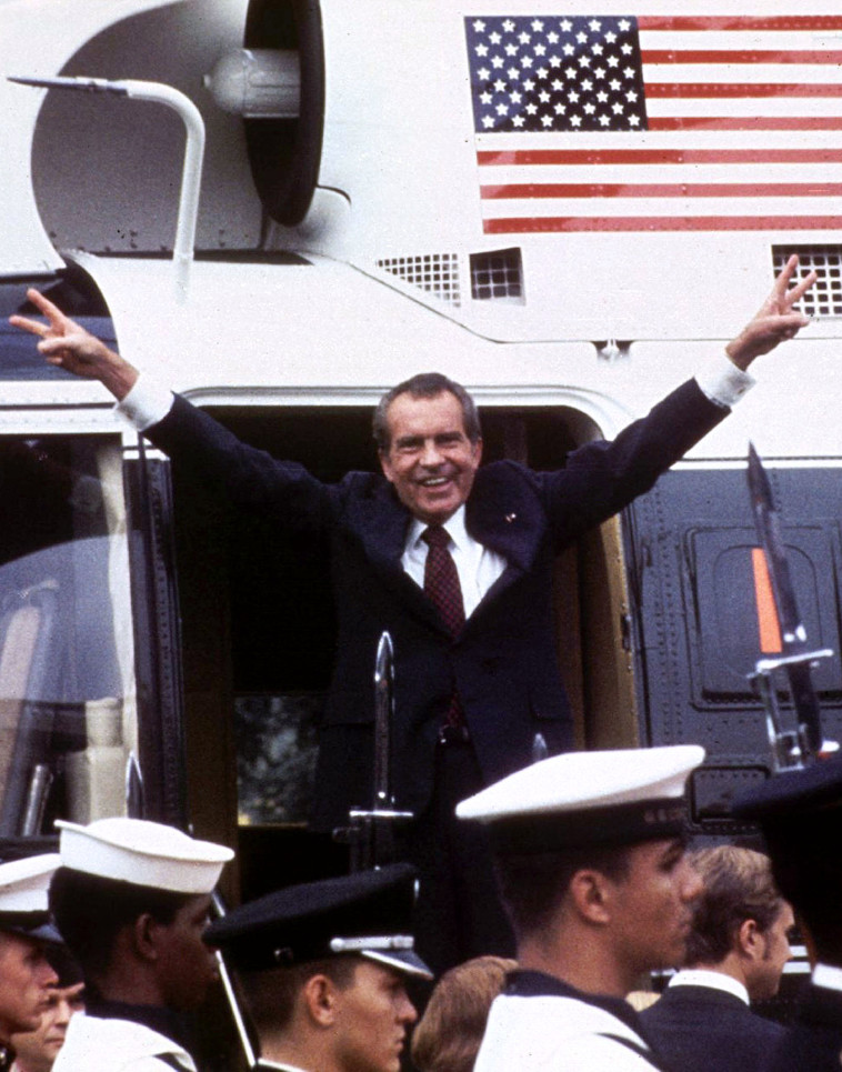 ריצ'רד ניקסון עוזב את הבית הלבן אחרי שהתפטר