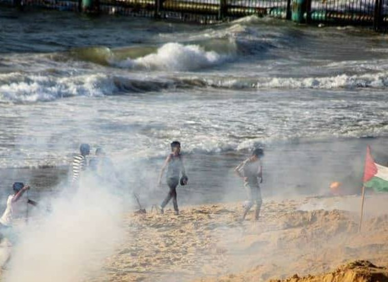 ירי גז מדמיע בעזה. צילום: רשתות ערביות