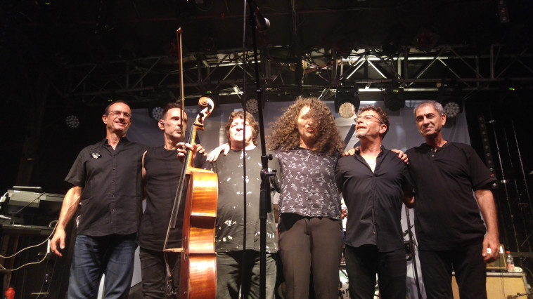 יובל מסנר (רביעי מימין) בהופעת האיחוד של להקת טאטו (צילום: רם סלע)
