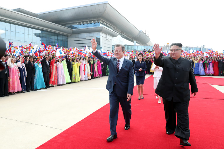 קים ג'ונג און ומון ג'יאה אין בטקס קבלת פנים בפיונגיאנג. צילום: רויטרס