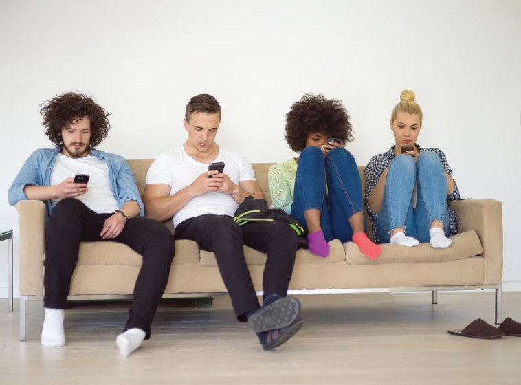 צעירים שקועים באינסטגרם, אילוסטרציה