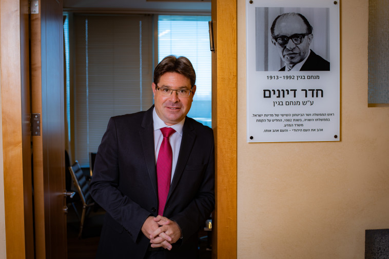 השר אופיר אקוניס