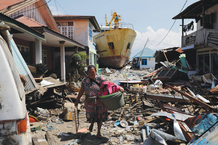 ההרס באינדונזיה. "המצב באזורים שנפגעו הוא סיוט". צילומים: רויטרס