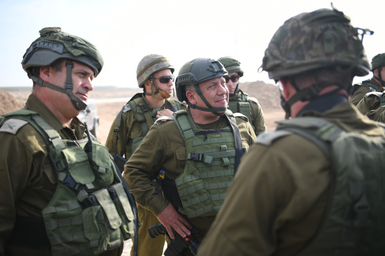 גדי איזנקוט בעוטף עזה. צילום: דובר צה&quot;ל