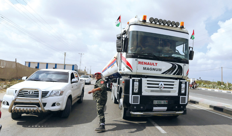  מכלית סולר ברצועת עזה. צילום: רויטרס