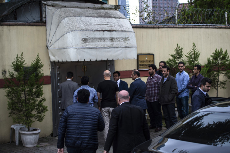 צוות החקירה נכנס לקונסוליה הסעודית. האם בידי טורקיה ראיות שמוכיחות את הרצח? צילום: AFP