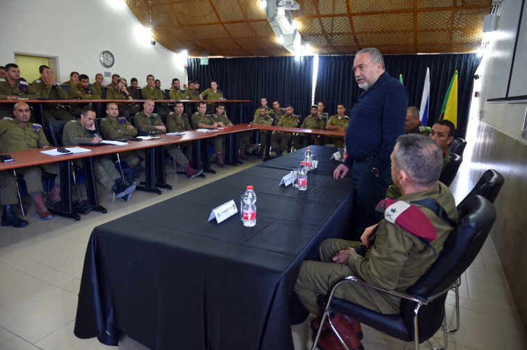 ליברמן בגבול הדרום. צילום: אריאל חרמוני, משרד הביטחון 