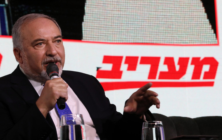 &quot;אין צורך להיות לעומתי&quot;. ליברמן בכנס מעריב, צילום: סיון פרג'