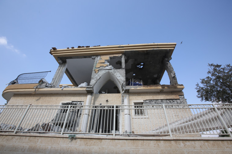 פגיעת רקטה בבית בבאר שבע. צילום: מרק ישראל סלם 
