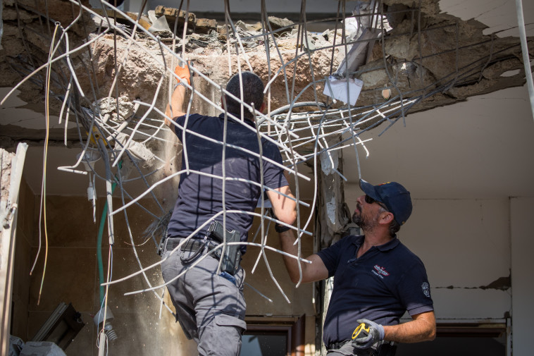 פגיעת הרקטה בבית בבאר שבע. הילדים ניצלו בזכות הממ&quot;ד. צילום: יונתן זינדל, פלאש 90
