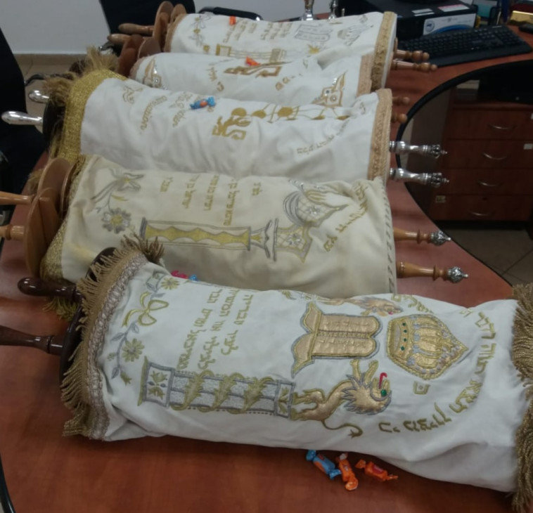 ספרי התורה. צילום: דוברות המשטרה