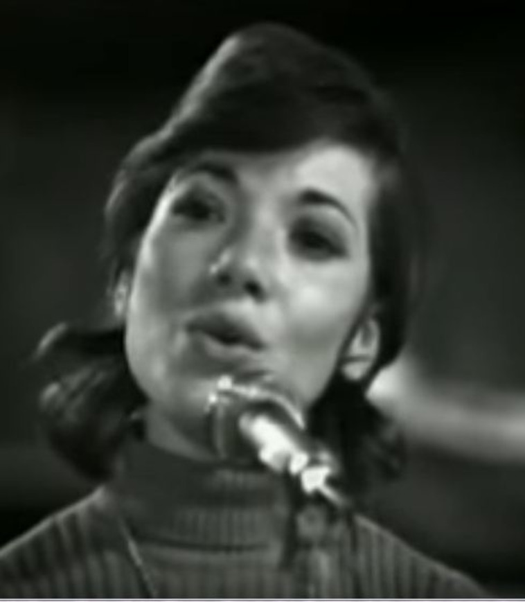 דורית ראובני בלהקת פיקוד מרכז. צילום  מסך: ערוץ 1