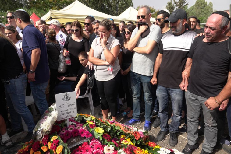 הקברים של משפחת אביטן. קרדיט: מאיר וקנין