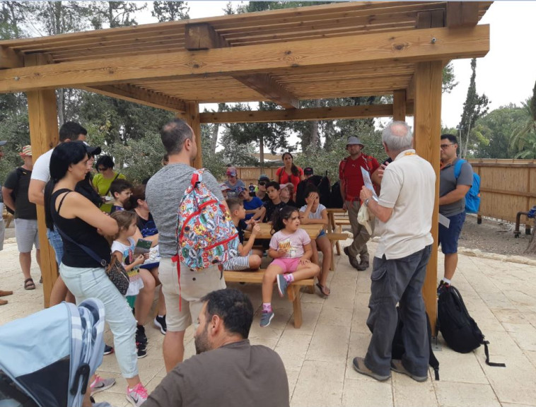 הדרכת מטיילים בגן לאומי תל מגידו. צילום: לוסי יוסף רשות הטבע והגנים 