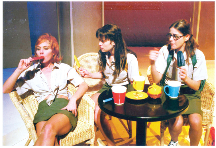 &quot;הבסיס ליכולות הבמה שרכשתי כשחקנית&quot;. דוהן בהצגה &quot;החברות הכי טובות&quot;. צלם : ז'ראר אלון 