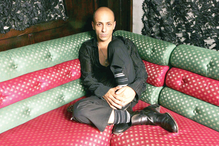 עובד מחפוד. צלם : רענן כהן 