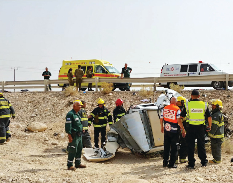 זירת התאונה ליד ים המלח, שבה נהרגה משפחת אביטן. צילום: דוברות מד"א