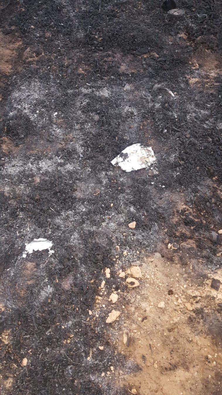 פריטים המזוהים עם בלוני תבערה. צילום: ביטחון שער הנגב