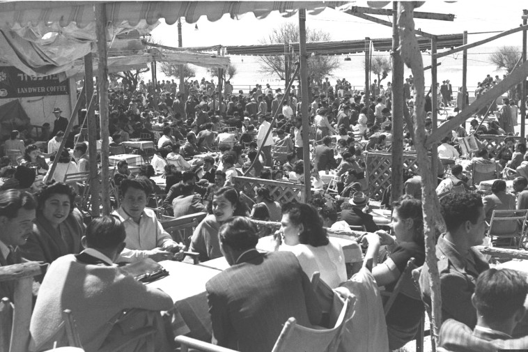 בשנים הראשונות אמהות טענו כי שעון הקיץ מקשה עליהן. מבלים בשעת ערב בישראל, 1949. צילום: לע&quot;מ