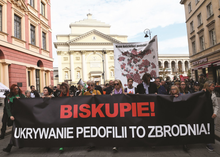 &quot;אנו לא מתכוונים לעצור את ההפגנות&quot;. המחאה בפולין נגד הטרדות מיניות בכנסייה הקתולית, החודש. צילום: Janek SKARZYNSKI /AFP
