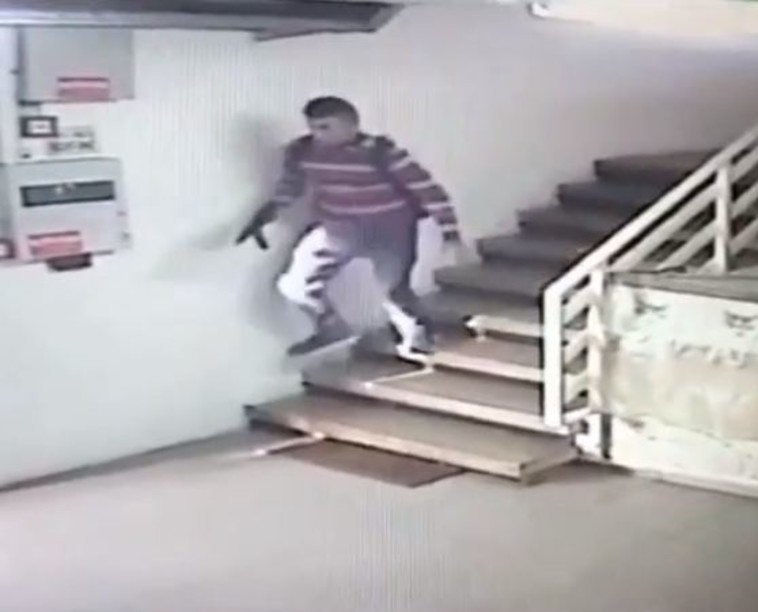 המחבל מברקן  נמלט מזירת הפיגוע. צילום מסך יוטיוב