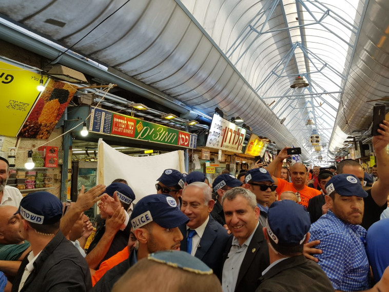בנימין נתניהו וזאב אלקין בשוק מחנה יהודה 