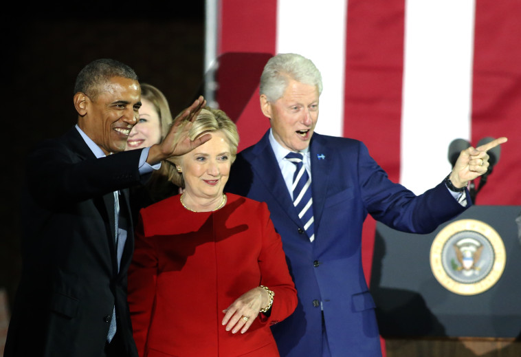 ביל והילארי קלינטון וברק אובמה (צילום: AFP)