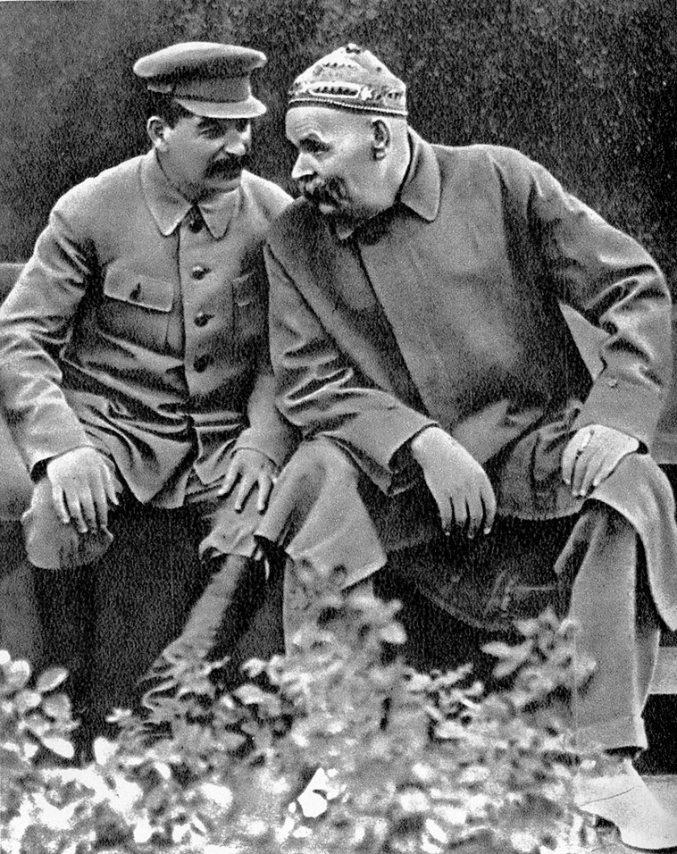 מקסים גורקי עם יוסף סטאלין שנת 1931. ויקיפדיה