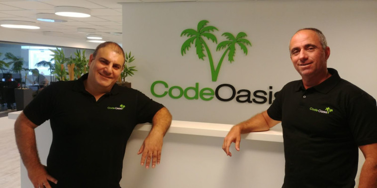 מימין רונן פישר, משמאל אמיר גולן. צילום: קוד אואזיס