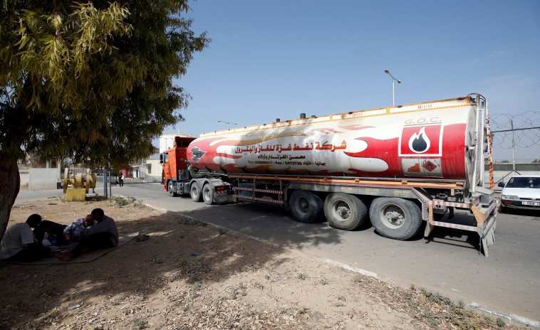 מכלית דלק שהוכנסה אתמול לרצועה. צילום: רויטרס