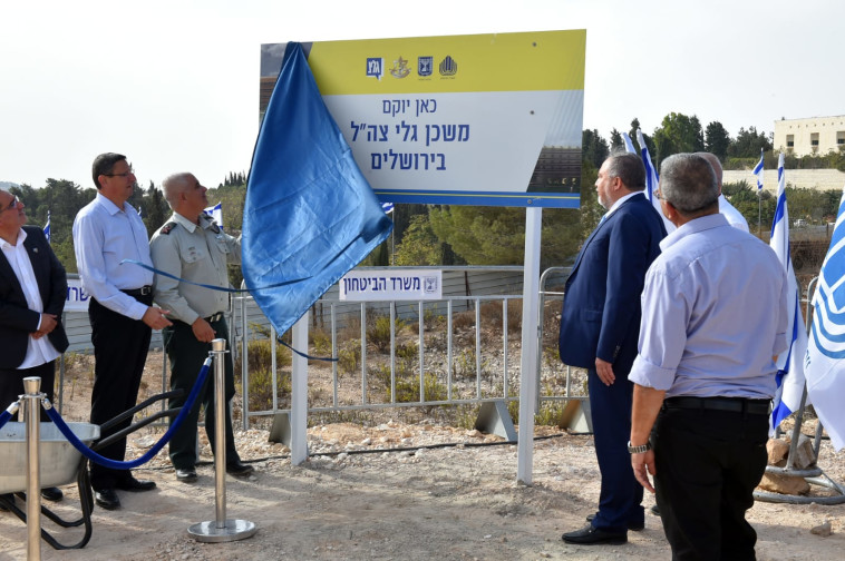 אביגדור ליברמן בתחנת גלי צה&quot;ל. צלם : אריאל חרמוני