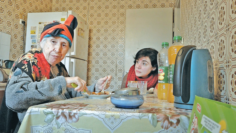 &quot;אשה של בית&quot;. כאן 