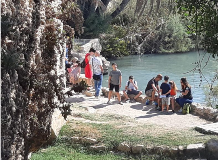 מטיילים בשמורת נחל מערות. צילום: שלומית שביט, רשות הטבע והגנים