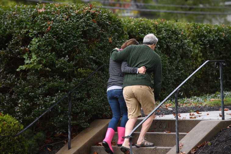 תושבים בזירת אירוע הירי בבית הכנסת &quot;קהילת עץ החיים&quot; . צילום: AFP