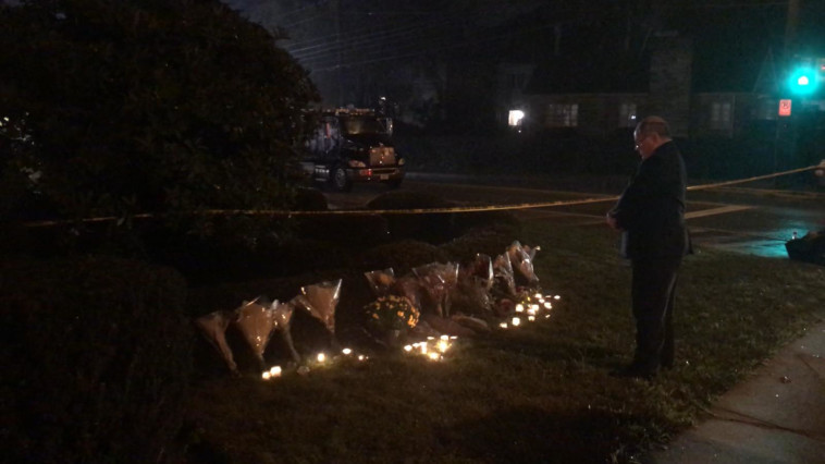 קונסול ישראל דני דיין בזירת הטבח בפיטסבורג. צילום: הקונסוליה הכללית בניו יורק