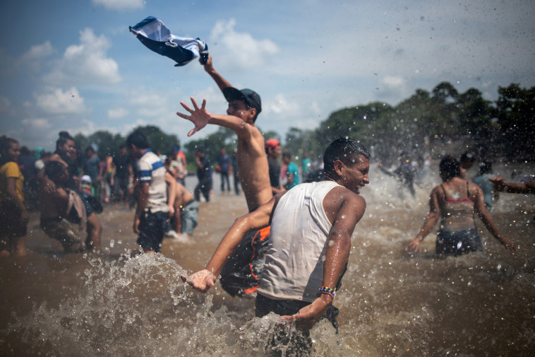 מהגרים חוצים את הגבול למקסיקו. קרדיט: רויטרס