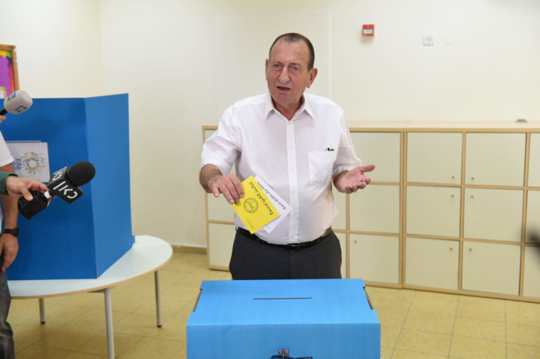 חולדאי מצביע בקלפי. צילום: קובי ריכטר\TPS