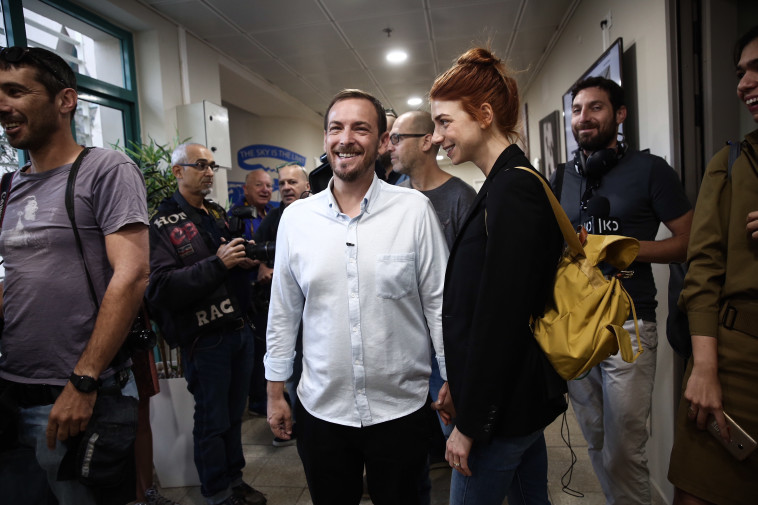 אסף זמיר מגיע לקלפי. צילום: מרים אלסטר, פלאש 90