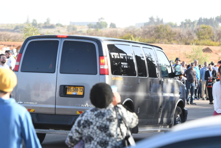 בני משפחת עטר מובאים למנוחות. צילום: אבשלום ששוני 