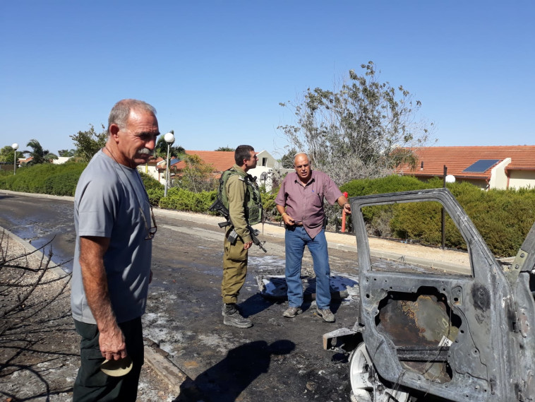 &quot;עושים ככל הניתן כדי לחזק את התושבים&quot;. רכב שנשרף כתוצאה מבלון תבערה במועצה אזורית שדות נגב. 