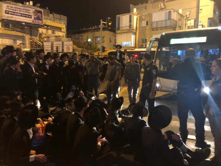 חסימת כבישים, יידוי אבנים והתפרעויות. מחאת הפלג הירושלמי בבני ברק. צילום: דוברות המשטרה