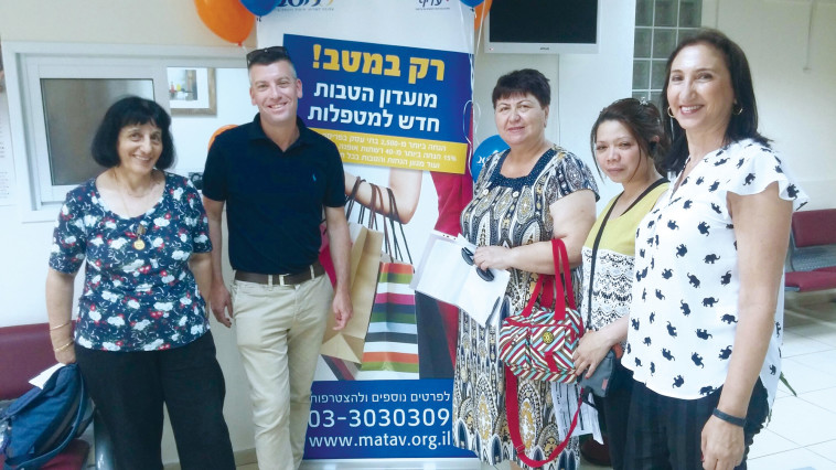 &quot;נותנים את הלב והנשמה&quot;. ליאור שטרסברג ומטפלות מטב, צילום: יח&quot;צ