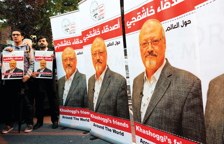 מפגינים עם תמונות של חשוקג'י. צילום: רויטרס