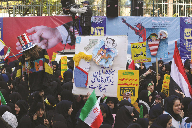 המצעד בטהרן, אתמול. מציינים 39 שנה להשתלטות על שגרירות ארה"ב. צילום: AFP