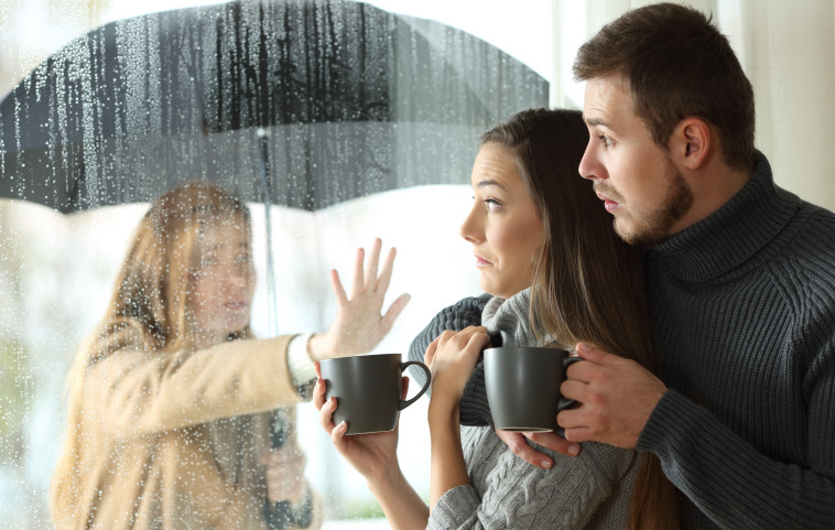 הוא משקר לך