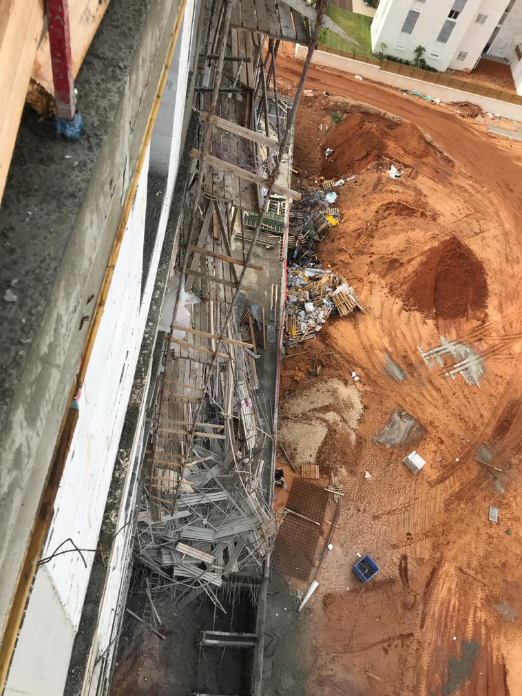 קריסת הפיגומים בפתח תקווה. קרדיט: דוברות כב&quot;א 