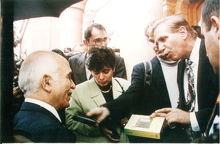 אהרון ברנע מגיש למלך חוסיין מתנה לרגל יום הולדת 60 יומן אלקטרוני בשפה הערבית בשם תא הכתבים הישראלים לעניני ערבים. שנת 1996 . צילום מסך: קוקו