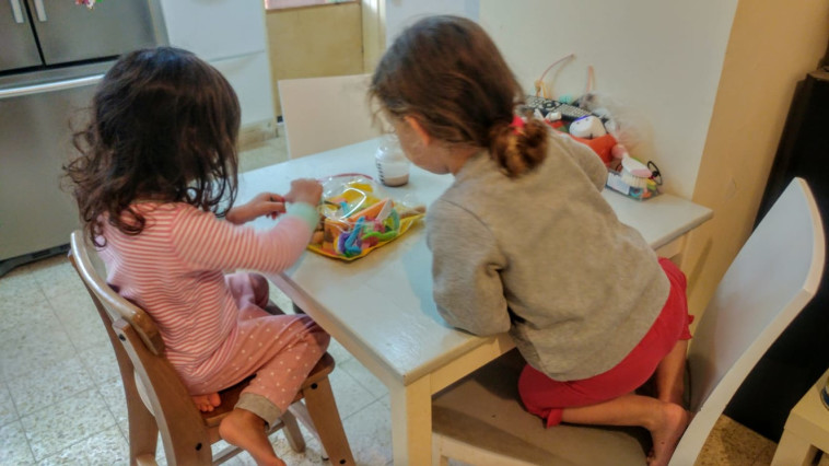 משפחה בקיבוץ נירים בעוטף עזה בצל ההסלמה