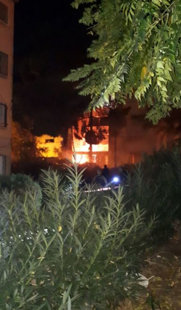 הבניין שנפגע מרקטה באשקלון. צילום: דוברות כבאות והצלה