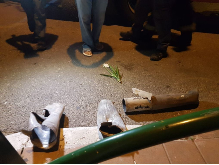  חלקי הרקטה שפגעה בבניין מגורים באשקלון. צילום: אביב הרץ, TPS 